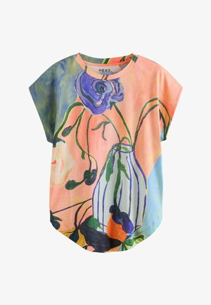 Top cu mâneci scurte, cu un fundal pastelat, prezentând un design floral stil pictat manual și o vază cu dungi cu flori lăsate în jos.