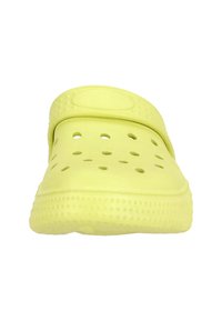 Gule træklip med en struktureret sål, en bred overdel og ventilationshuller langs siderne. Har en afrundet tå og et fleksibelt strop.