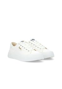 Sneakers bianchi in tela con suola spessa, design con lacci e un distintivo motivo a scacchi sulla linguetta. Etichetta del marchio visibile.
