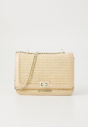 Sac à main tissé beige avec des bordures en cuir lisse, une chaîne en bandoulière et un rabat à fermeture avant avec un logo en métal argenté.
