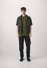 The North Face M SS ESSENTIAL OVERSIZE TEE - Trükipildiga T-särk - forest olive