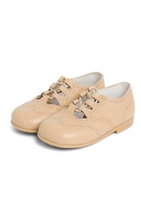 Světle hnědé kožené boty s kulatou špičkou, šněrovacím designem, perforovanými detaily a plochou podrážkou. Klasický brogue styl.