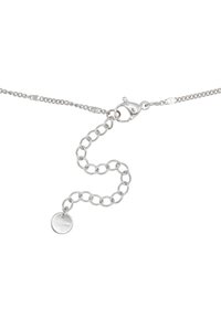 Braccialetto in argento con chiusura a gancio a polpo, composto da anelli circolari e un piccolo ciondolo circolare. Texture liscia, design minimalista.