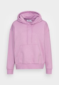 Sudadera rosa de tela suave con un gran bolsillo frontal, capucha con cordón y puños y dobladillo de canalé. Textura suave y ajuste relajado.