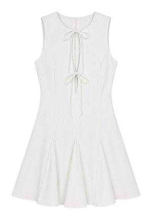Abito bianco senza maniche con corpetto aderente, gonna svasata e due aperture frontali a forma di occhiello legate con fiocchi.