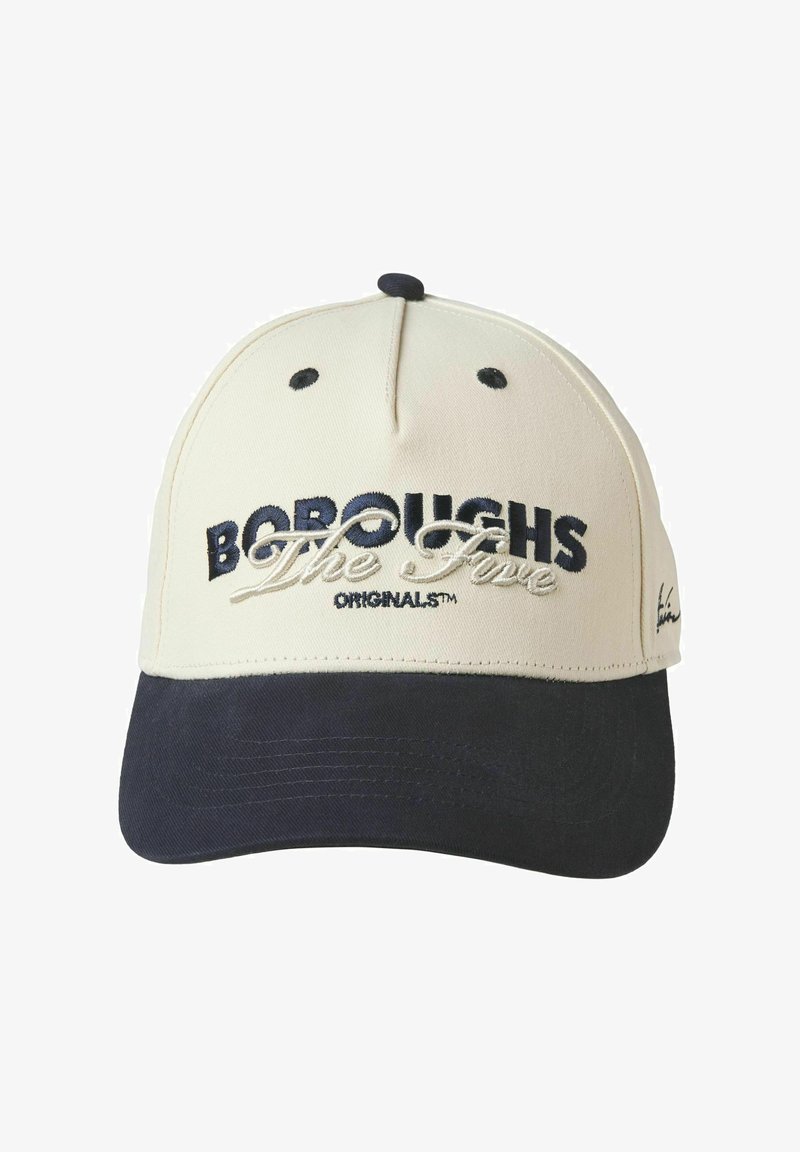 Casquette de baseball en crème et marine, avec un texte brodé "BOROUGHS The Five ORIGINALS™" sur le devant, dotée d'une forme structurée et d'un visière incurvée.