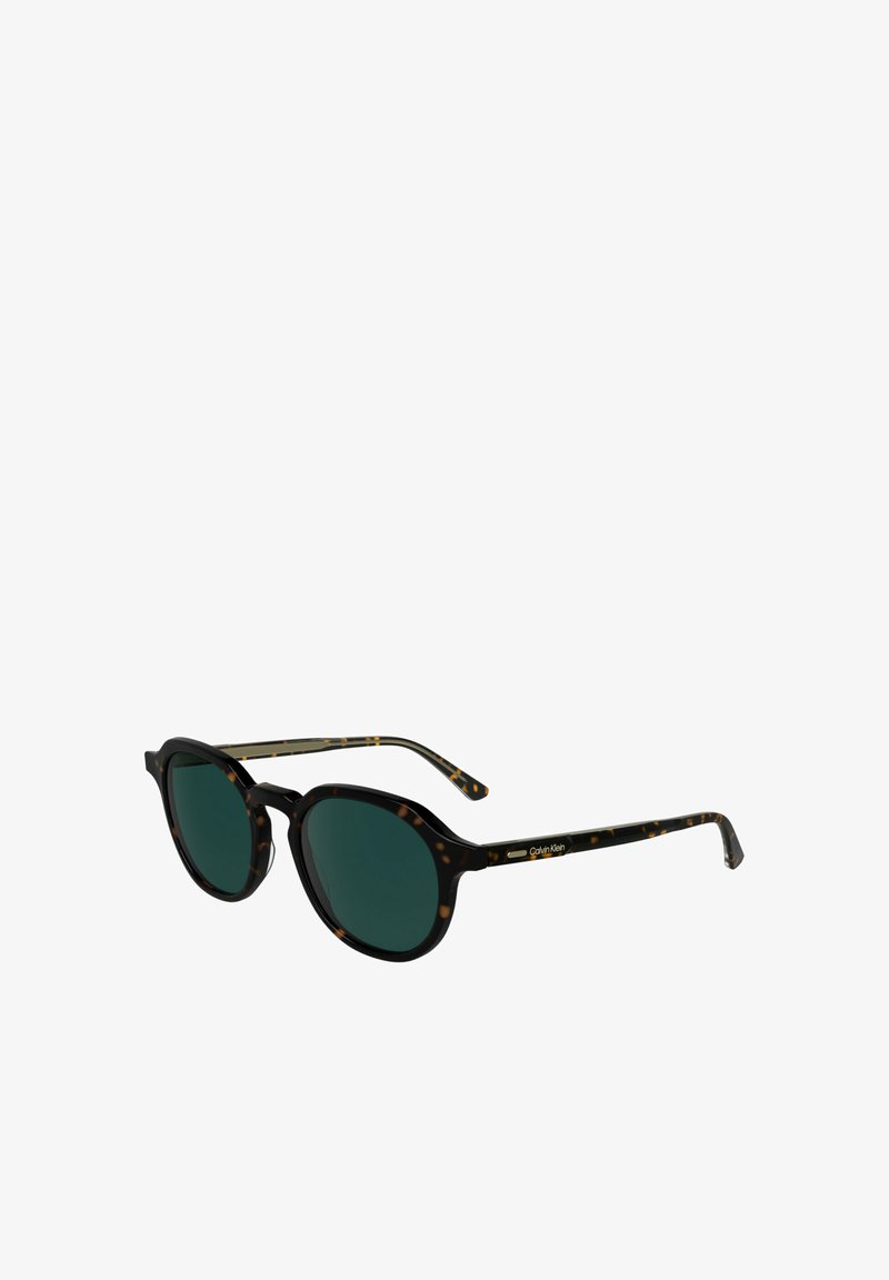 Schildpatt-Sonnenbrille mit dunkelgrünen Gläsern, runder Form und goldenem Logo am Bügel. Hergestellt aus robustem Kunststoffmaterial.