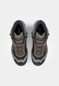 Buty trekkingowe z połączeniem brązowej siateczki i materiałów syntetycznych, z szarymi akcentami, wytrzymałą podeszwą i sznurowanym fasonem.