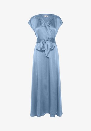 Hellblaues Satinkleid mit Wickeldesign, kurzen Ärmeln und einem Stoffgürtel, der in der Taille gebunden ist. Bodellang mit glatter Textur.