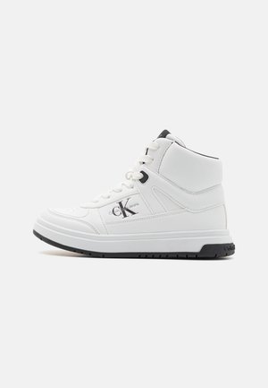 Sneakers alte bianche realizzate in materiale sintetico, con accenti neri e un logo prominente sul lato. Suola spessa con battistrada testurizzato.