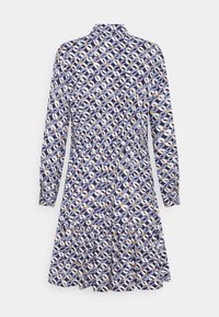 Robe à manches longues avec col, présentant un motif géométrique répétitif en bleu, blanc et orange, avec une taille et un ourlet froncés.
