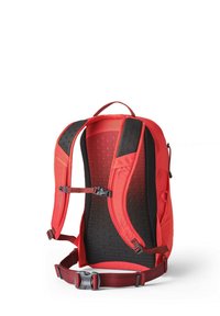 Sac à dos rouge avec bretelles rembourrées, un dos en mesh respirant et un intérieur noir texturé. Comprend des boucles ajustables et une poignée supérieure.