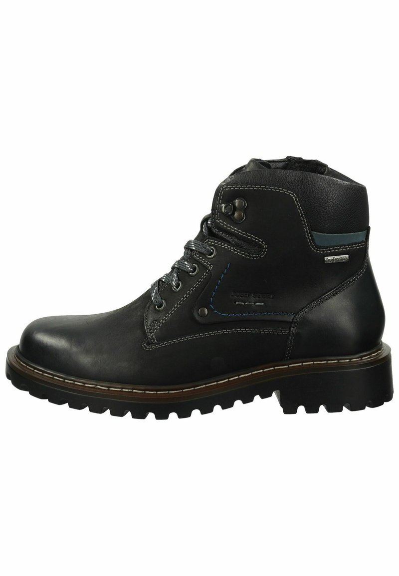Bota de tobillo de cuero negro con cordones grises, detalle de costura azul, suela resistente y un tacón ligeramente elevado. Presenta elementos de diseño impermeables.