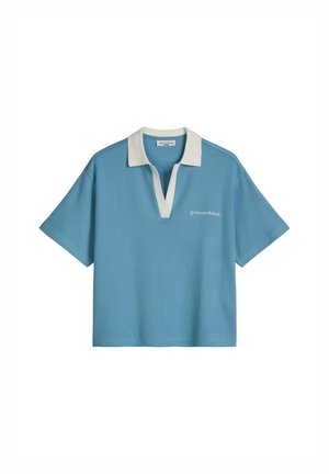 Polo bleu à manches courtes avec col blanc, ouverture en V et petit logo script blanc sur la poitrine gauche.