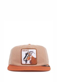 Kappe mit einem beigen Wollkörper und einem orangefarbenen Schirm. Verfügt über ein gesticktes Patch eines Ziegens mit dem Text "G.O.A.T." in einem quadratischen Rahmen.