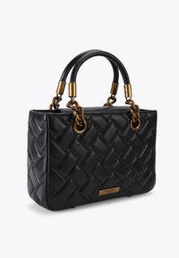 Borsa a tracolla in pelle intrecciata nera con hardware dorato, doppi manici e forma rettangolare. Presenta una piccola placca del marchio sul davanti.