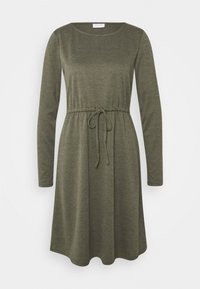 Długa, zielona sukienka z długim rękawem, uszyta z miękkiego materiału, z regulowanym paskiem w talii i luźnym krojem, z okrągłym dekoltem i rozszerzanym dołem.