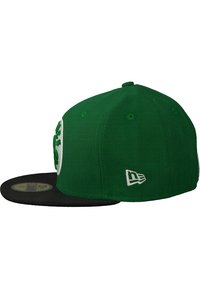 Gorra de béisbol verde con visera negra, que presenta un logotipo bordado en la parte frontal y un pequeño emblema en el costado. Tejido texturizado.
