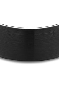 Svart metallring med børstet tekstur og glatt kant, med et slankt, smalt design og en matt finish.