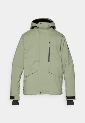 Giacca impermeabile verde chiaro con cappuccio, dotata di una tasca sul petto con zip e due tasche frontali con patta. Tessuto morbido al tatto e testurizzato.