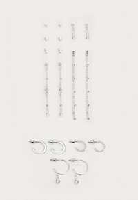 Sett med sølvøredobber som inkluderer studs, hoops og dråpe-design, med ulike former og klare rhinestone-dekorer.