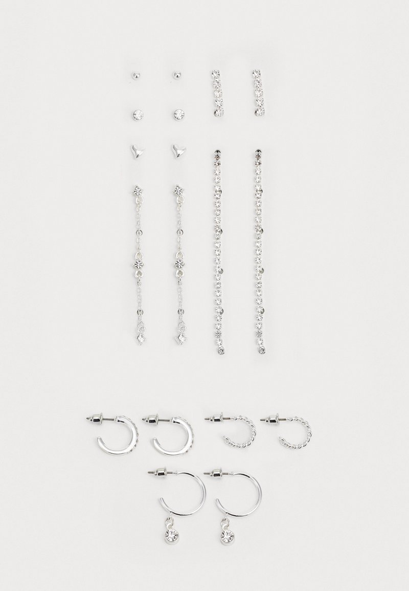 Sett med sølvøredobber som inkluderer studs, hoops og dråpe-design, med ulike former og klare rhinestone-dekorer.