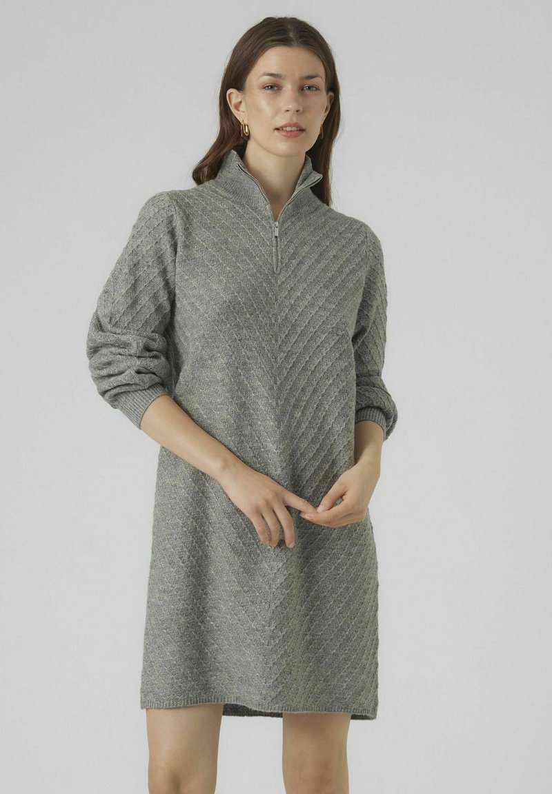 Abito grigio a maglia con colletto alto con zip. Presenta un motivo a rombi testurizzato e maniche lunghe, leggermente gonfie.