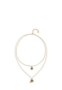 Collar en tono dorado de varias capas que presenta dos cadenas, una con un colgante cuadrado y la otra con un colgante en forma de corazón adornado con una piedra gris.