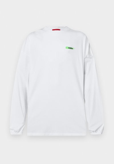 Witte lange mouwen T-shirt met een ronde halslijn, voorzien van een groen en zwart logo op de borst. Gemaakt van zachte katoenstof.