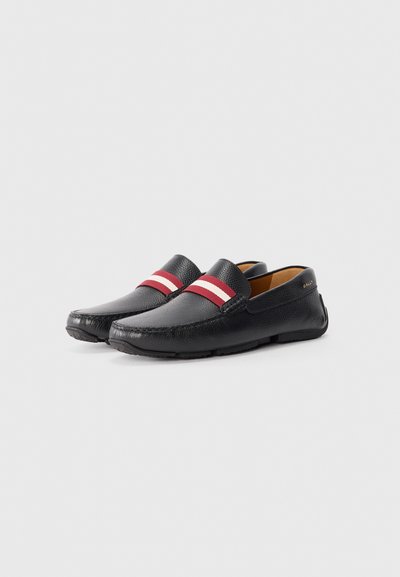Loafers din piele neagră cu un finisaj texturat, având două dungi roșii peste instep și un căptușel interior maro. Talpă plată.
