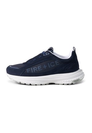 Marineblauer Sportschuh mit weißer Sohle, Mesh- und Wildledereinsätzen, dem Schriftzug „FIRE+ICE“ an der Seite und dem Vibram-Logo auf der Fersensohle.