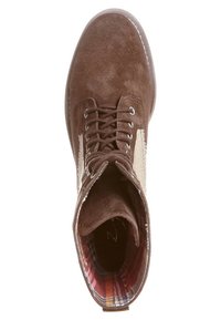 Botte chelsea en daim marron à lacets avec panneaux latéraux beiges et doublure à carreaux à l'intérieur du col, vue de dessus.