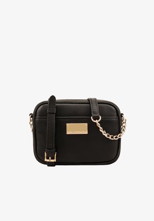 Zwarte leren crossbody tas met een rechthoekige vorm, gouden hardware, kettingaccent en een reliëf logo plaat aan de voorkant.
