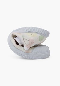 Chaussures à enfiler pour enfants avec une tige en tissu crème ornée d'illustrations de fruits pastel, semelle en caoutchouc gris et bout de chaussure texturé.