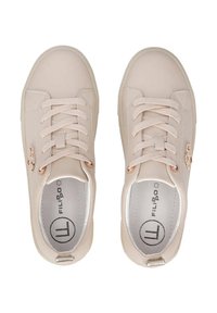 Jasnoróżowe sneakersy wykonane z gładkiego materiału syntetycznego. Posiadają okrągły czubek, sznurowadła z przodu i złote akcenty po boku.