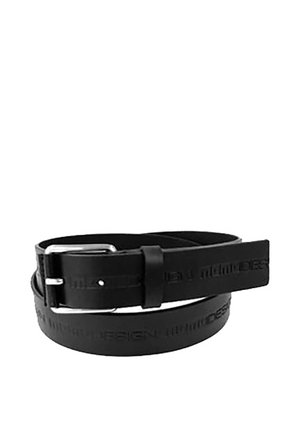 Zwarte leren riem opgerold, met een zilverkleurige rechthoekige gesp en een reliëfmerk over de lengte.