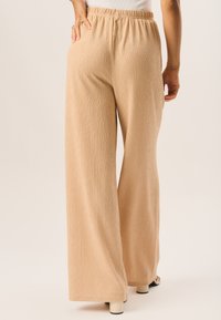 GINI LONDON TEXTURED PULL ON WIDE LEG - Trousers - camel