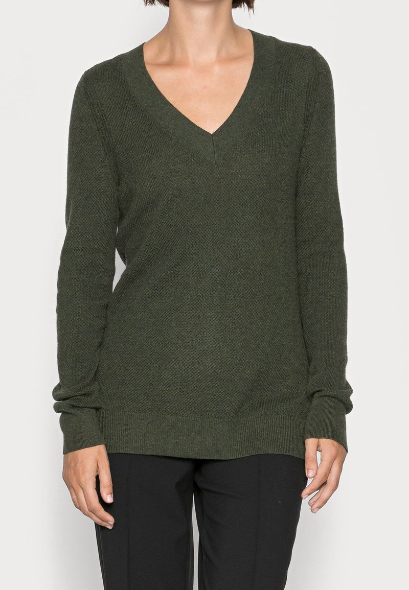 Dunkelgrüner gestrickter Pullover mit V-Ausschnitt, langen Ärmeln und strukturiertem Muster. Verfügt über Rippbündchen und Saum, designed für eine lockere Passform.