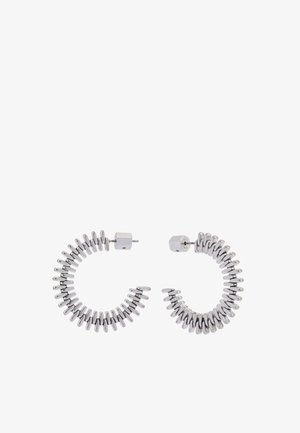 Hopeakylkiset korvakorut, joissa on spiraalimuotoilu ja pieniä metallielementtejä sekä kuusikulmaisia korostuksia, jotka esittelevät kiiltävää pinta.