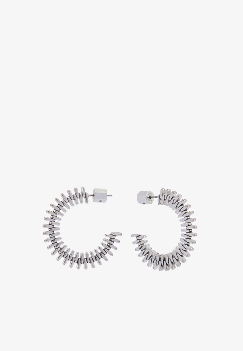 Silvergröna cirkulära örhängen med spiraldesign och små metalliska inslag samt hexagonala accenter, som visar en glänsande yta.