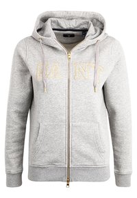 Sudadera con capucha gris con cremallera, hecha de forro polar, con un logo en el frente, dos bolsillos laterales y capucha con cordón. Cuenta con cremallera y detalles en tono dorado.