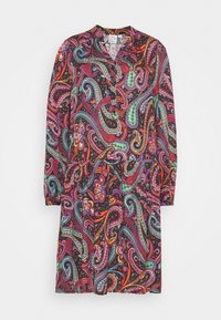 Vestido de manga larga en tela negra con un colorido patrón de paisley que presenta remolinos en rosa, verde y naranja. Con botones en la parte delantera y cuello.