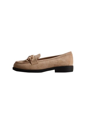 Chaussure plate en daim beige avec bout arrondi, talon bas noir et détail nœud décoratif sur le dessus.