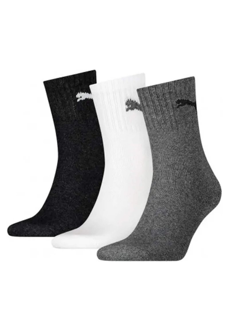 Drei Paar Crew-Socken: schwarz, weiß und grau. Gerippte Textur mit einem kleinen Logostick auf jeder Socke. Das Material wirkt weich und elastisch.
