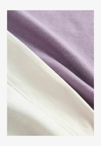 Pasirinkta, purple cement