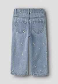 Svetlo modri denim kratke hlače z belim in zelenim cvetličnim vezenjem. Imajo dva zadnja žepa in podvihan spodnji rob.