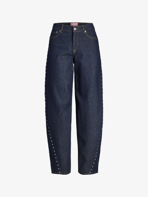 Ciemnoniebieskie jeansy o szerokich nogawkach z wysokim stanem, zapinane z przodu na guzik i zamek oraz ozdobione srebrnymi ćwiekami wzdłuż zewnętrznych szwów.