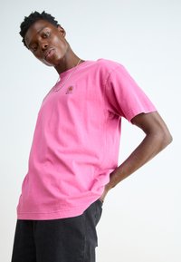 Carhartt WIP NELSON  - T-shirts basic - magenta garment dyed