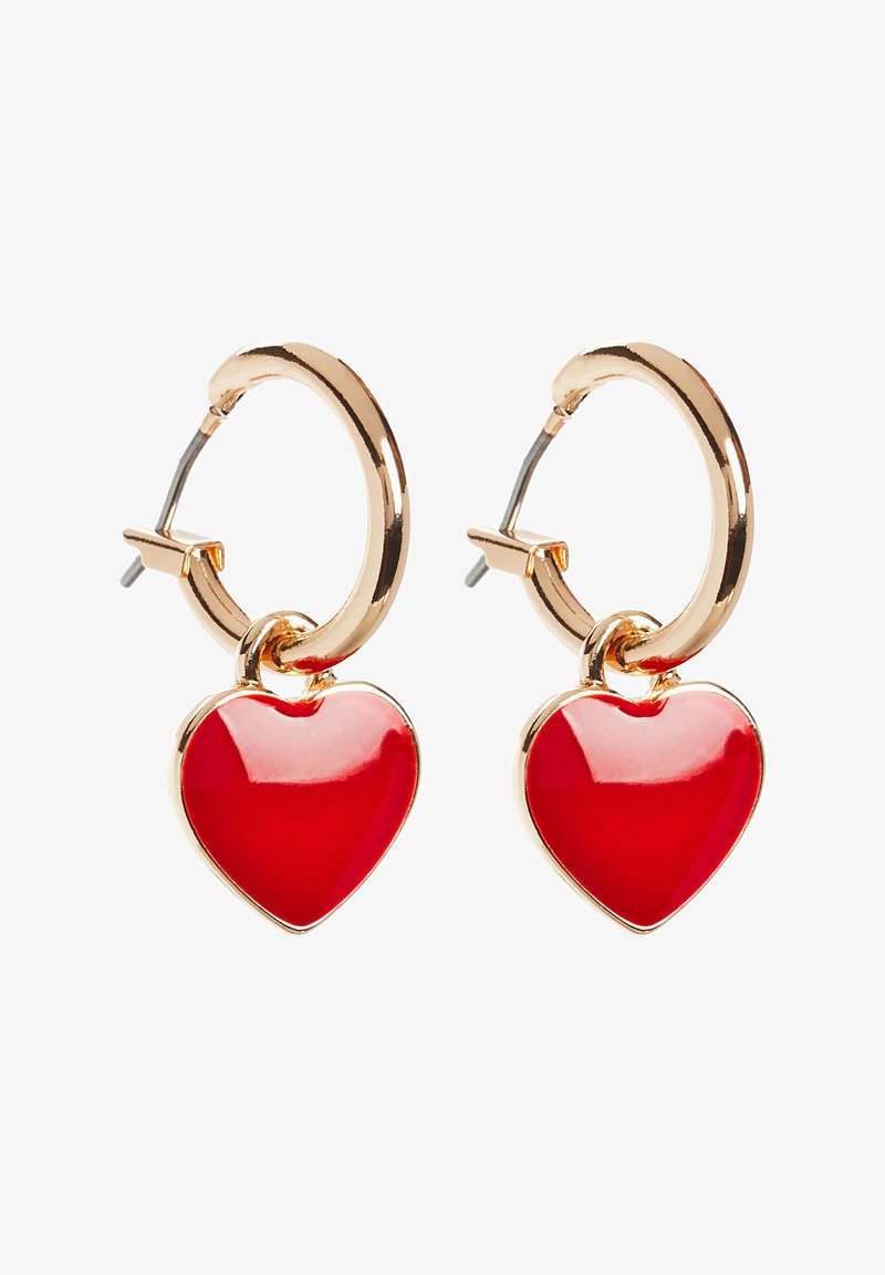 Kultaketjut, joissa on kiiltävä punainen sydänriipus, sileällä pinnalla ja turvallisella sulkemismekanismilla.