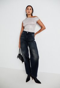 Weekday SHIMMER DRAPE - T-shirt estampada - silver